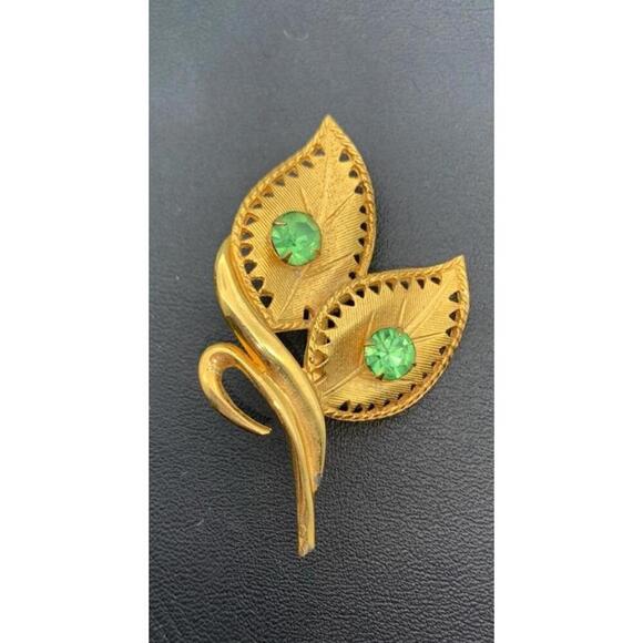 Vintage Celebrity Gold Tone Leaf Leaves Brooch Pin W Green Rhinestones  Signed - Picture 2 of 5